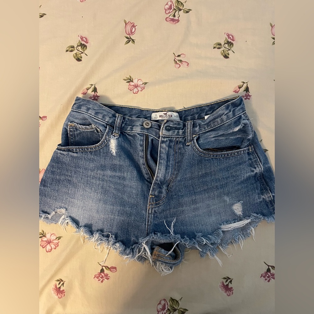 Hollister high waisted denim booty shorts in size 1 w 25